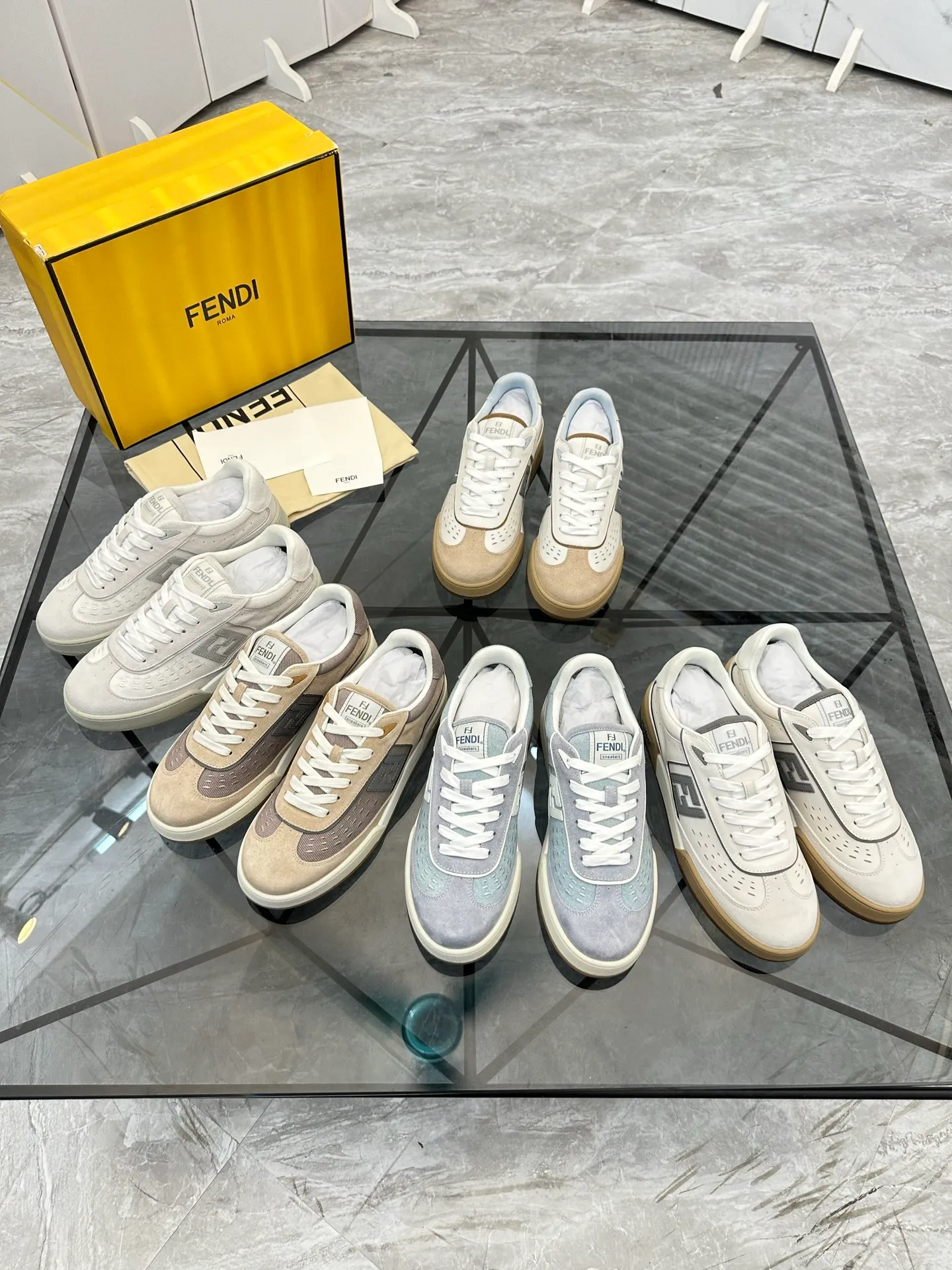 Selling men's shoes 💰: 💰P620¥ Top quality Product trademark: Fendi* "Fendi*" low-top casual shoes Regular size: 35-44 (can be customized to 38.45.46) Product material: imported first-layer nubuck leather upper, breathable lining, original outsole. No.:H208